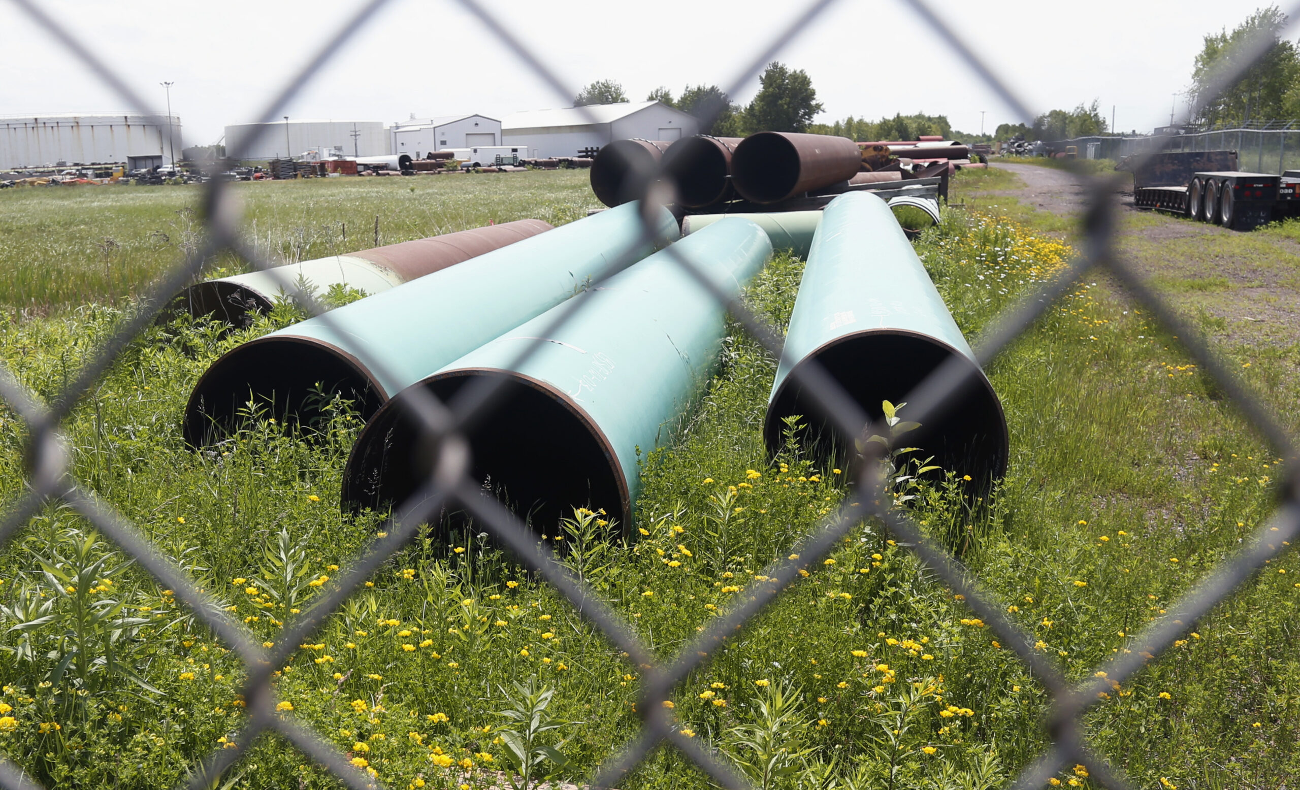 Leaking valve on oil pipeline spills nearly 70K gallons of oil in Jefferson County